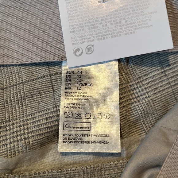H&M ankle length gray patterned pants with elastic waist - Picture 5 of 6
